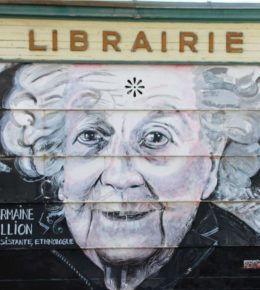 Paris Schild einer Buchhandlung mit Graffitti
