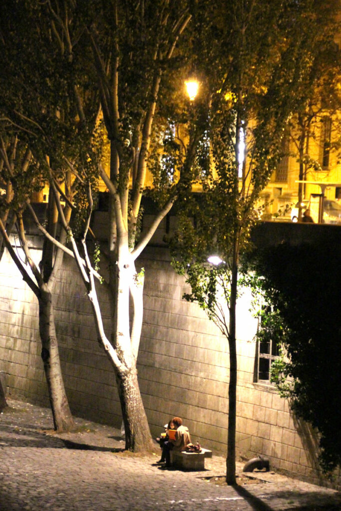 Paar am Seineufer bei Nacht