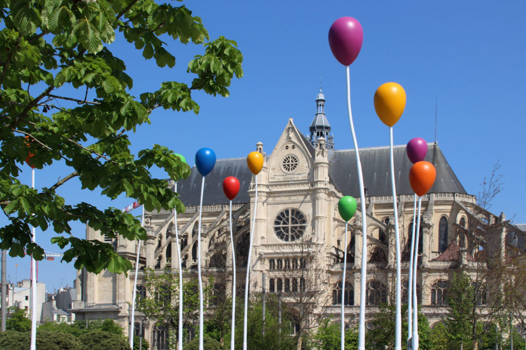 Luftballons vor einer Kirche in Paris