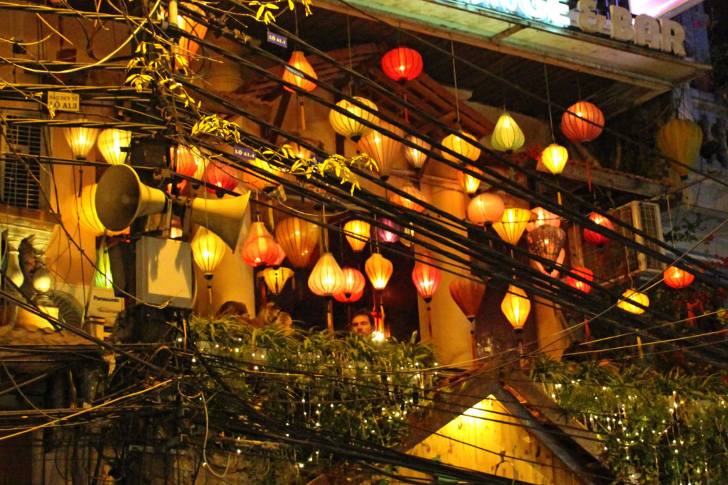 Hanoi Vietnam Lampions und Kable über einer Straße