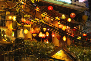 Lampions und Kabel über der Altstadt von Hanoi