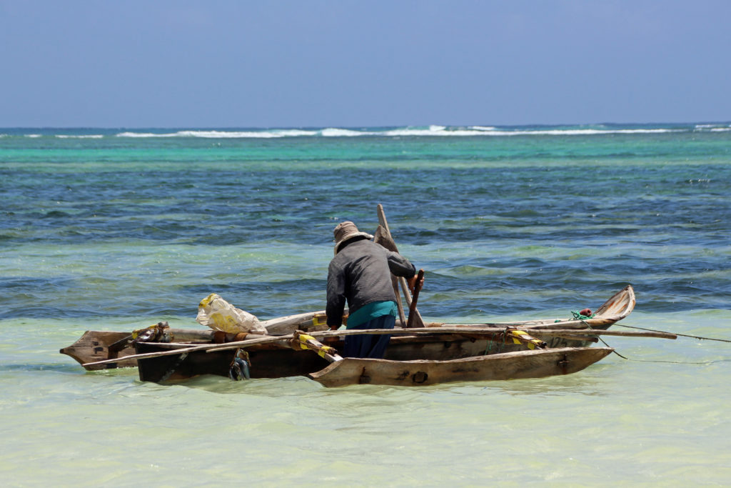 Fischer an der Küste von Sansibar