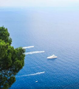Capri Bucht mit Motorbooten