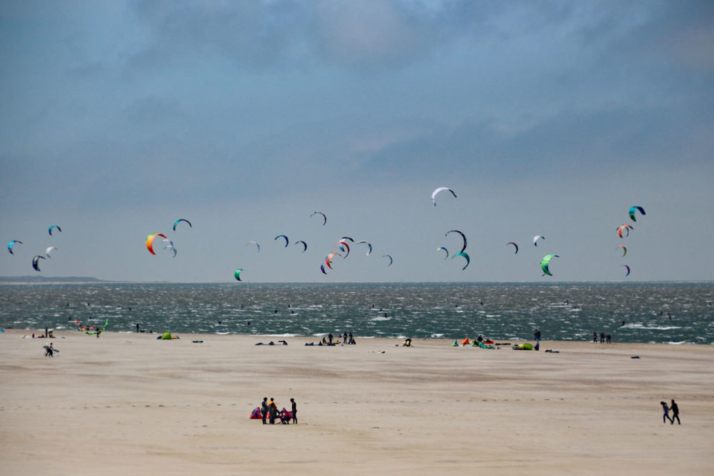 Kitesurfer am Strand