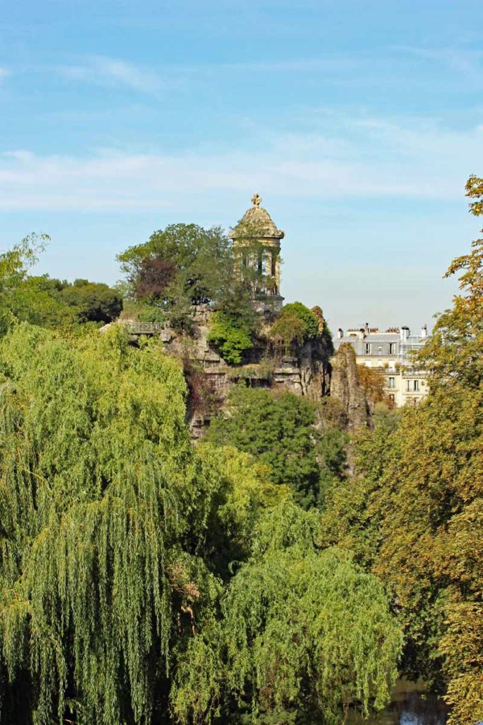 Blick auf den felsen im Park Paris romantisch