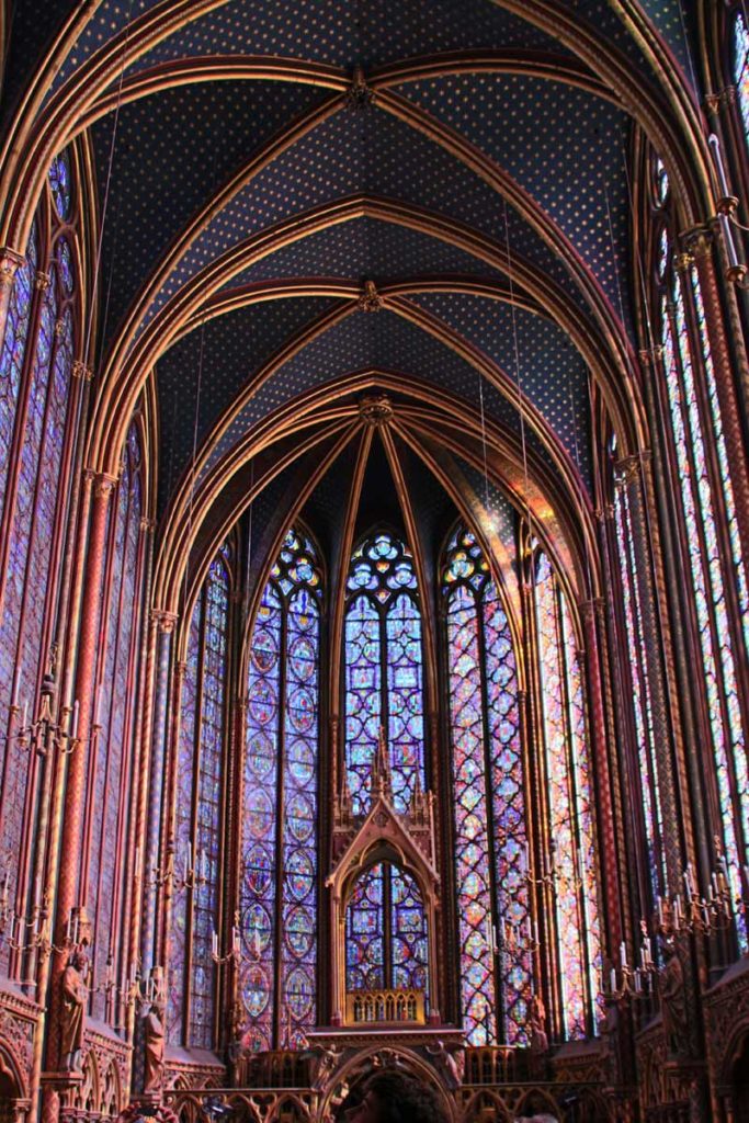 Blick in die Oberkirche Saint Chapelle Paris