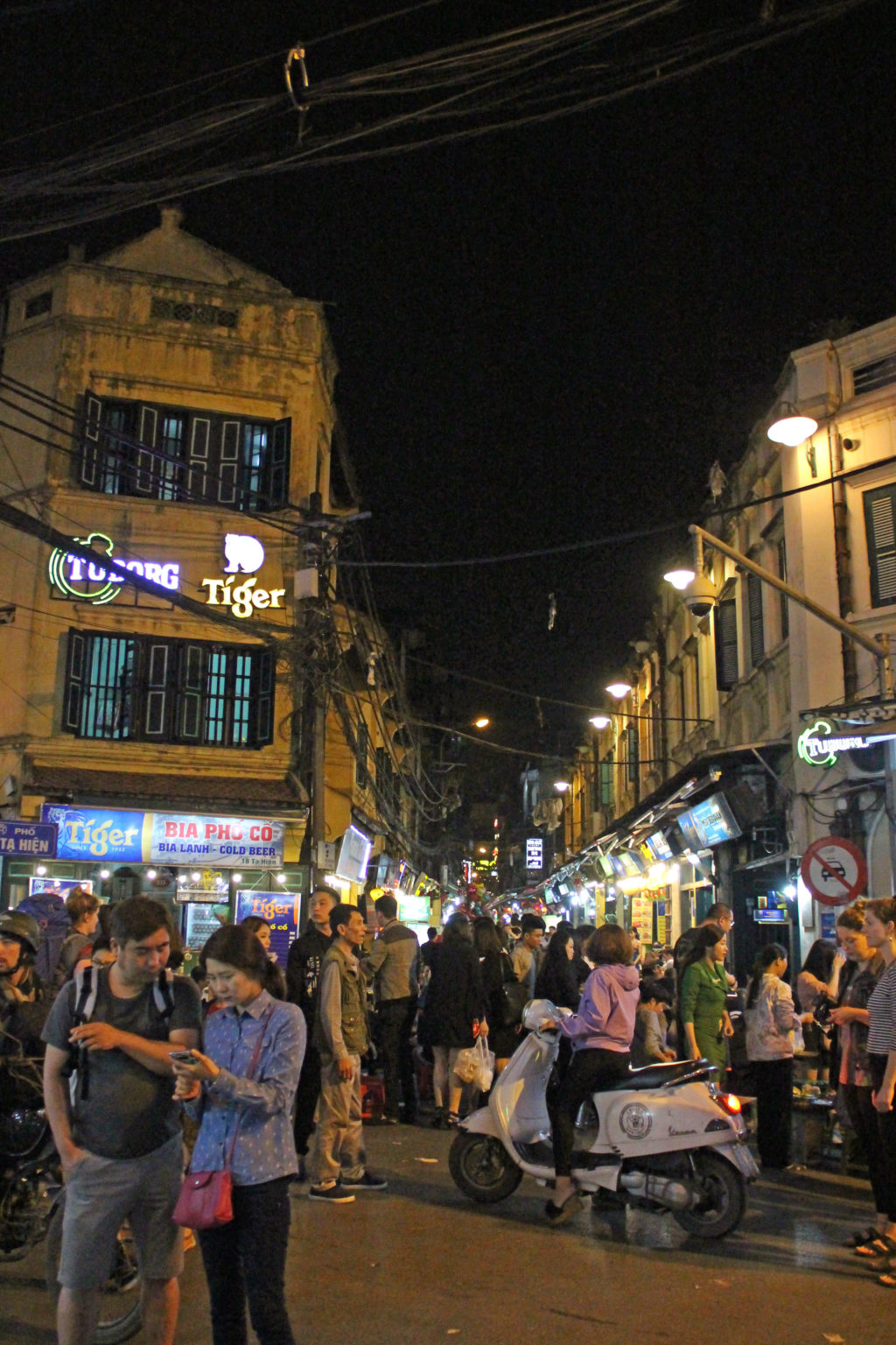Altstadtgasse in hanoi bei Nacht voll mit Menschen
