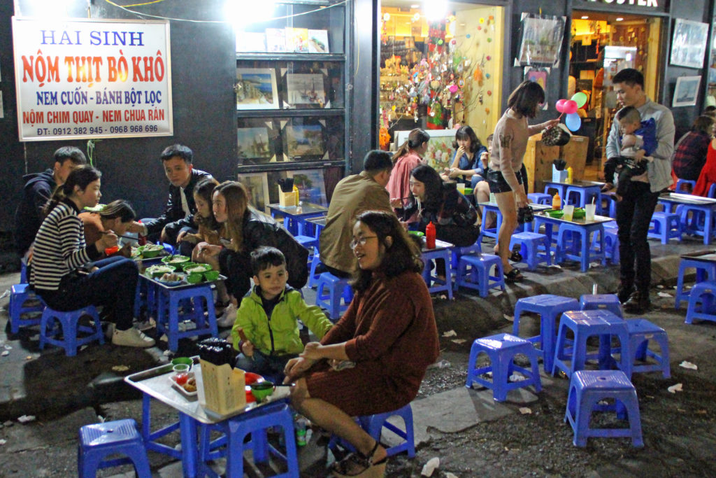 Plastikstühle vor den Streetfoodläden in Hanoi