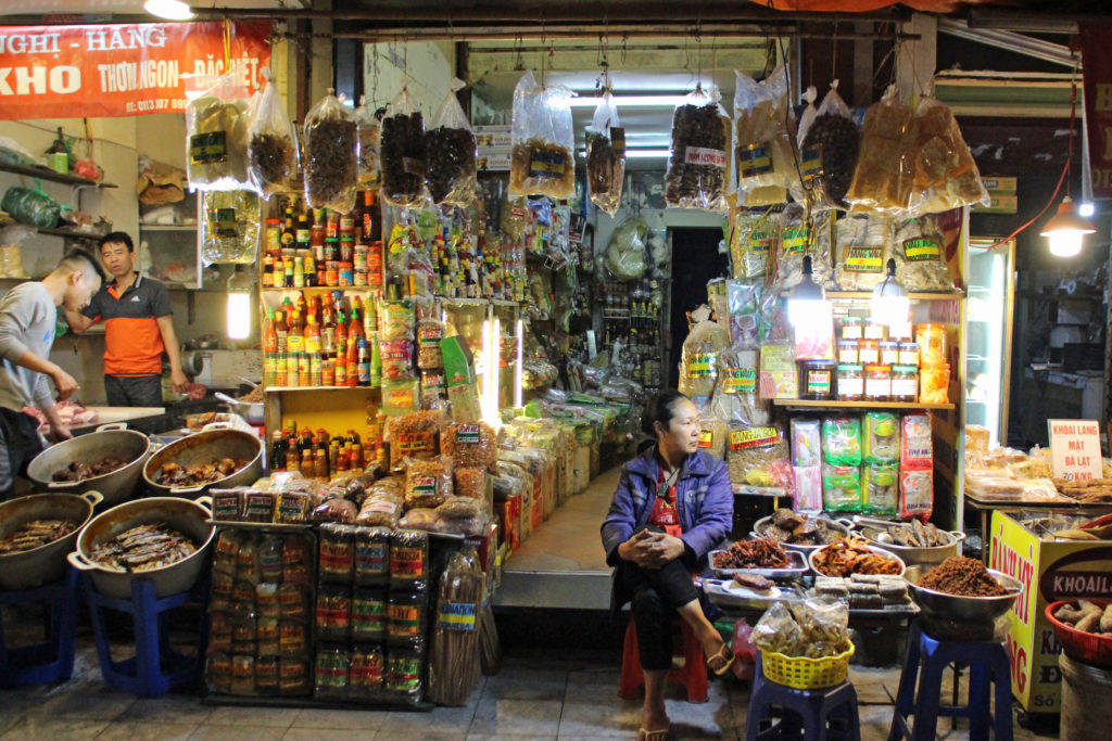 Läden mit Gewürzen Altstadt von Hanoi nachts