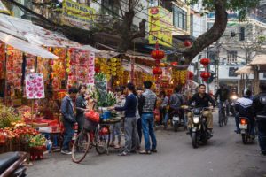 Strassenszene von Händlern in der Altstadt von Hanoi