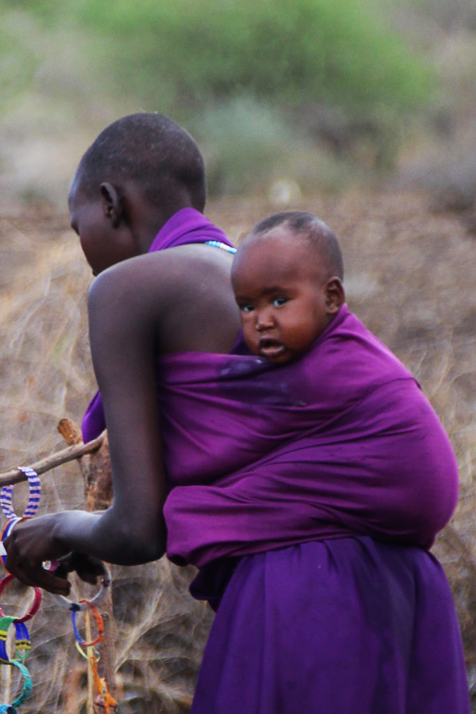 Massai Frau mit Baby auf dem Rücken