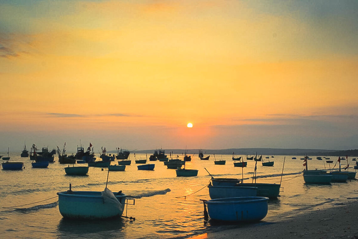 Mui Ne strand Vietnam mit Fischerbooten