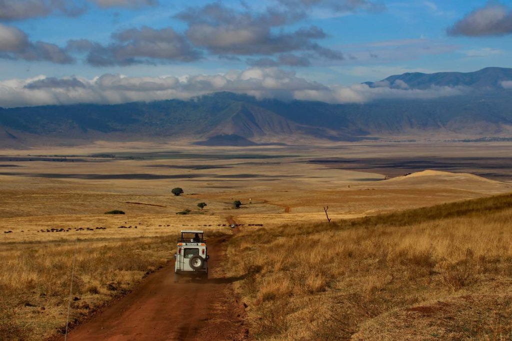 Ngorongorokrater Jeep bei der Einfahrt