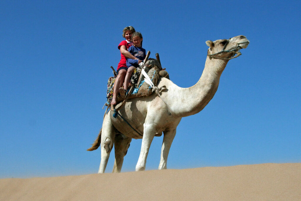 Frau und Kind auf Kamel
