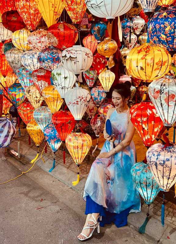 Frau zwischen Laternen in Hoi An