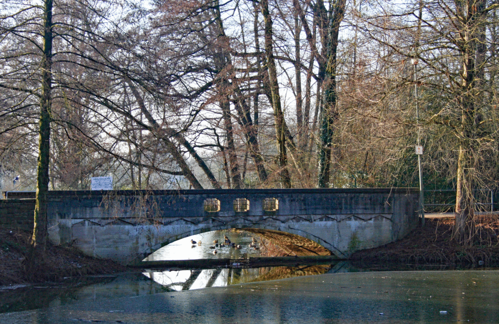 Blick auf die Brücke im Ludwig Rebock Park