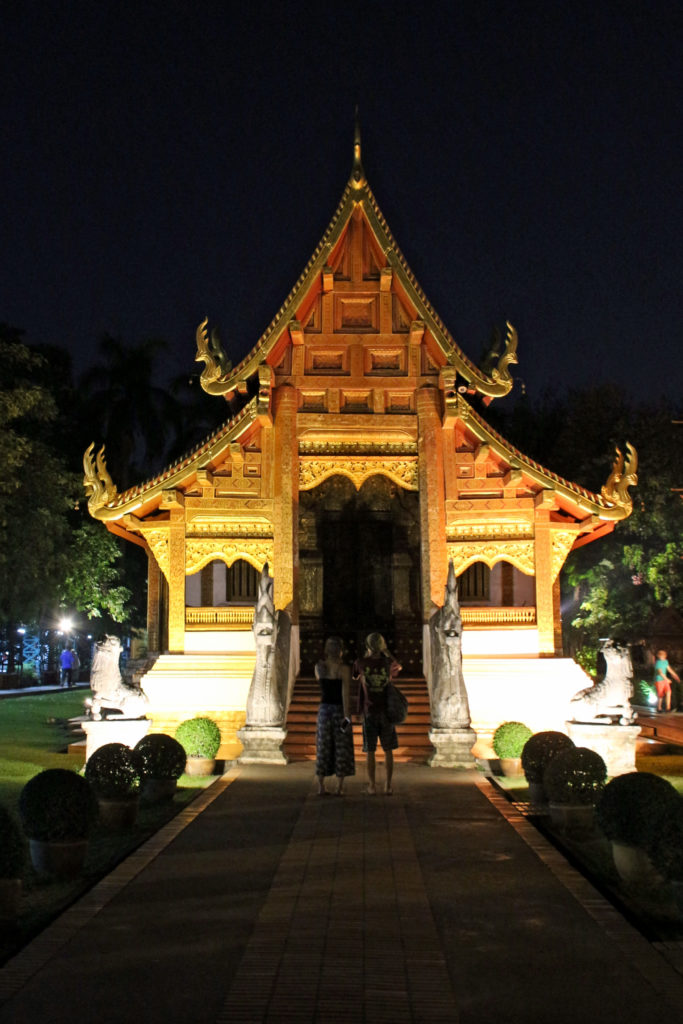 Chaing Mai Tempel bei Nacht