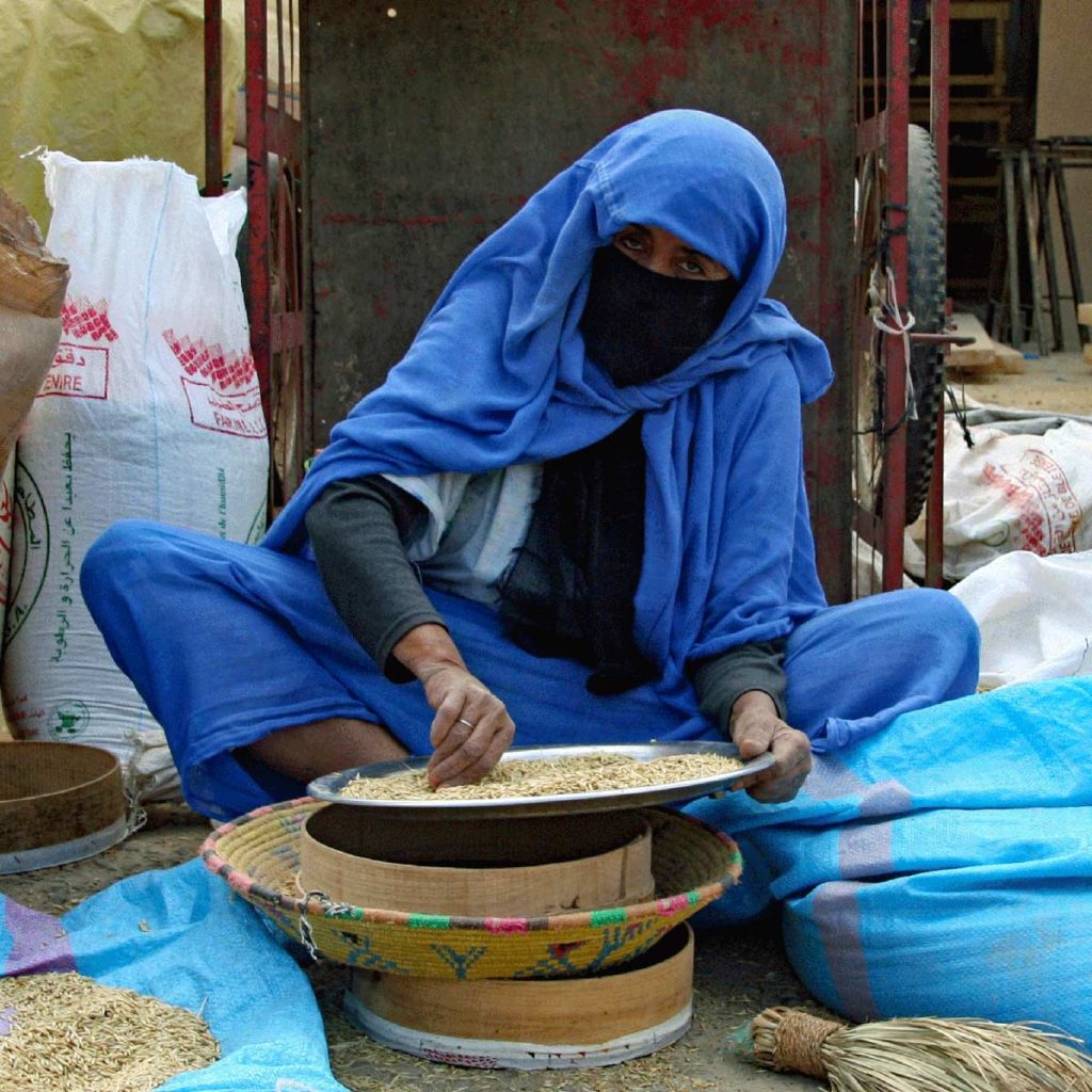 Tuareg Frau auf dem Markt von Essauira Marokko