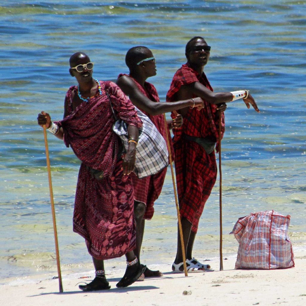 Massai am Strand von Sansibar