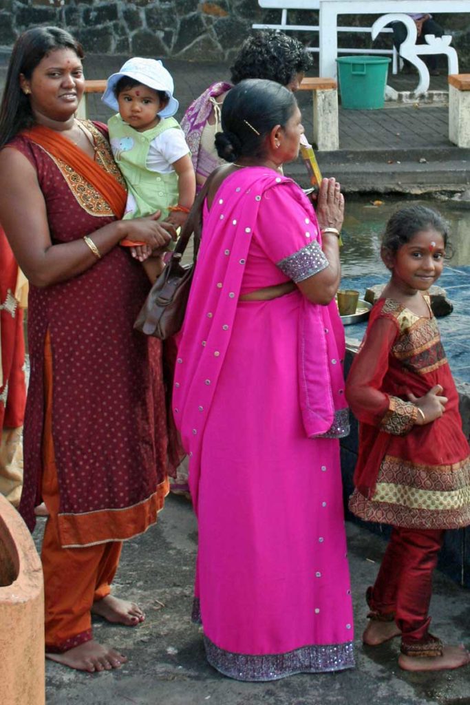 indische Familie beim Beten im Tempel