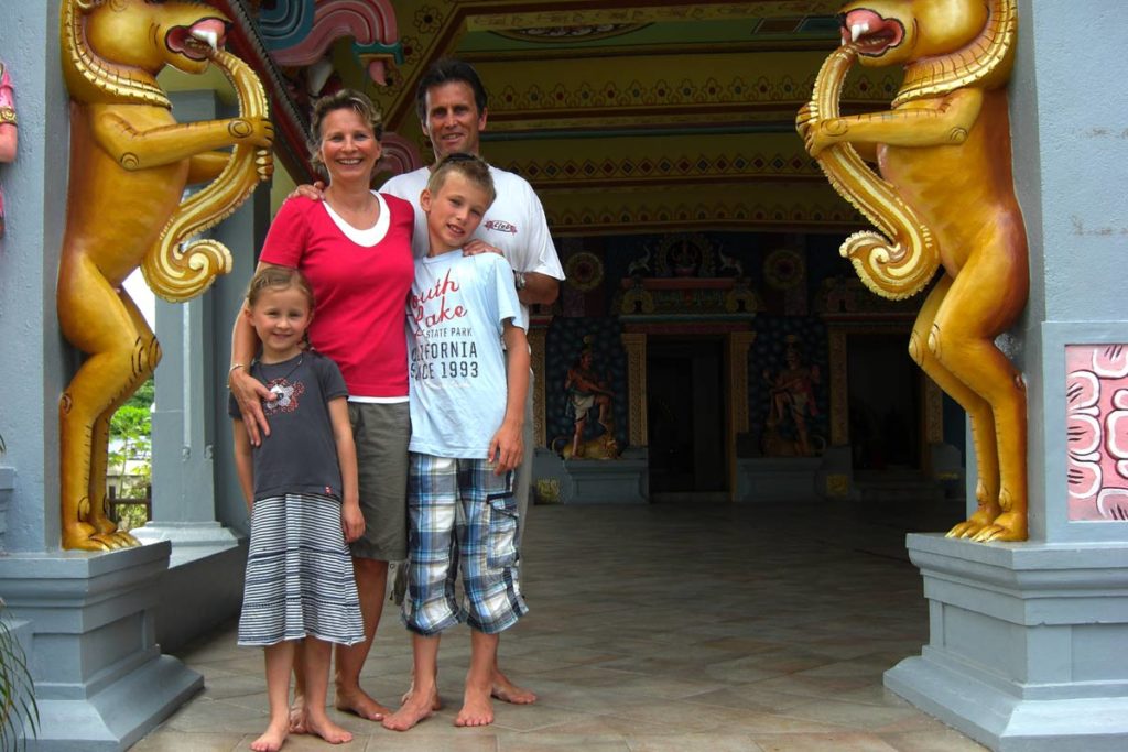 Familie vor einem Tempel in Grand Baie