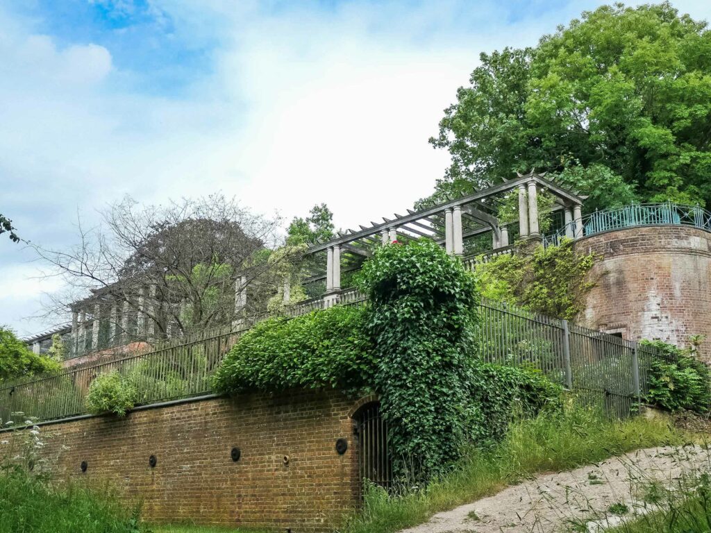 Aussenansicht Pergola and Hill Garden