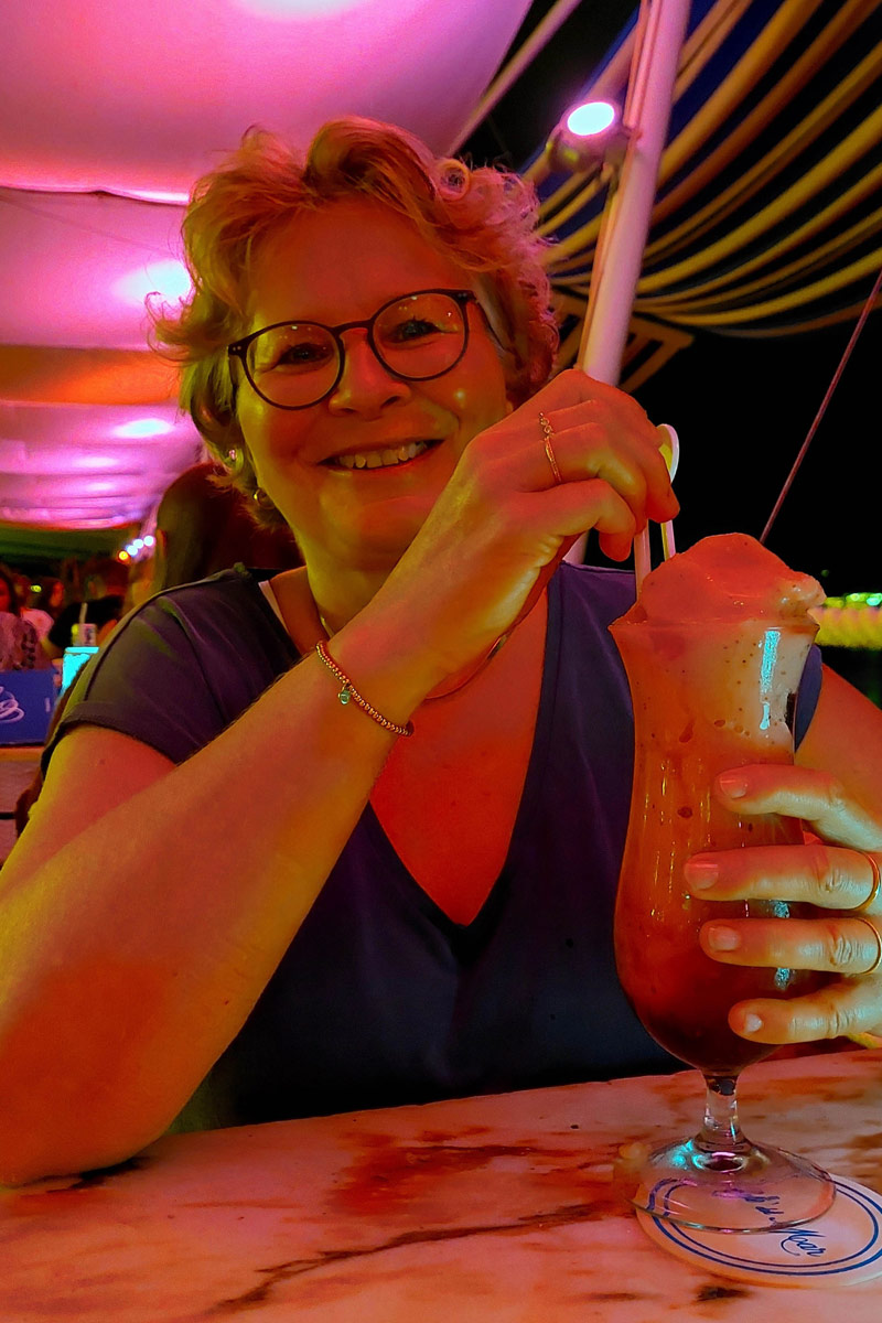 Christiane mit einem cocktail