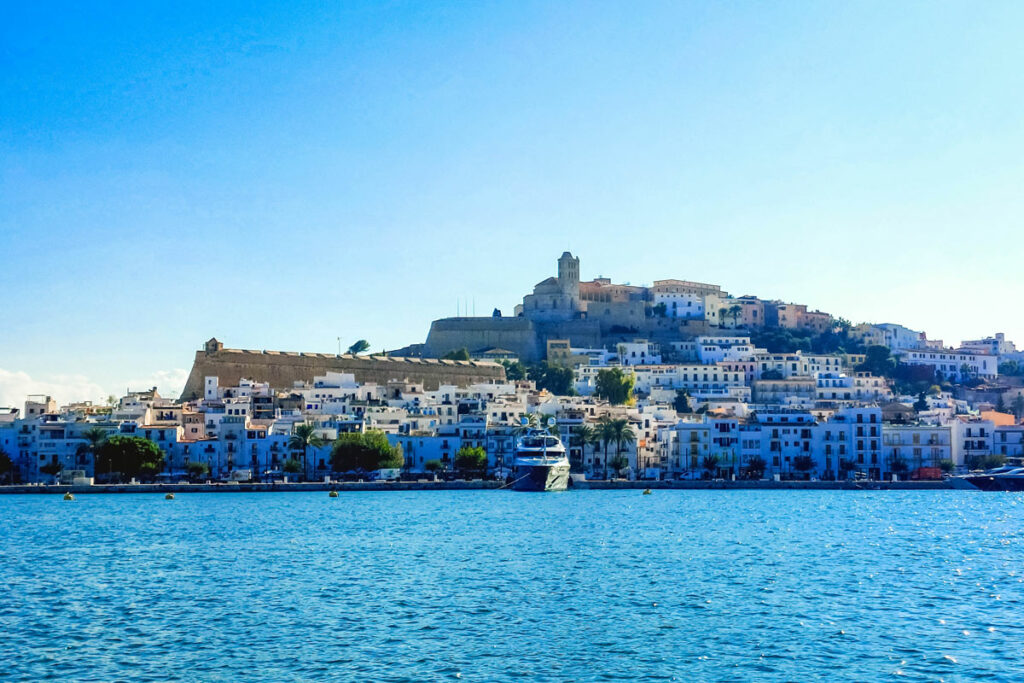 Blick auf die Altstadt von Eivissa vom Wasser aus