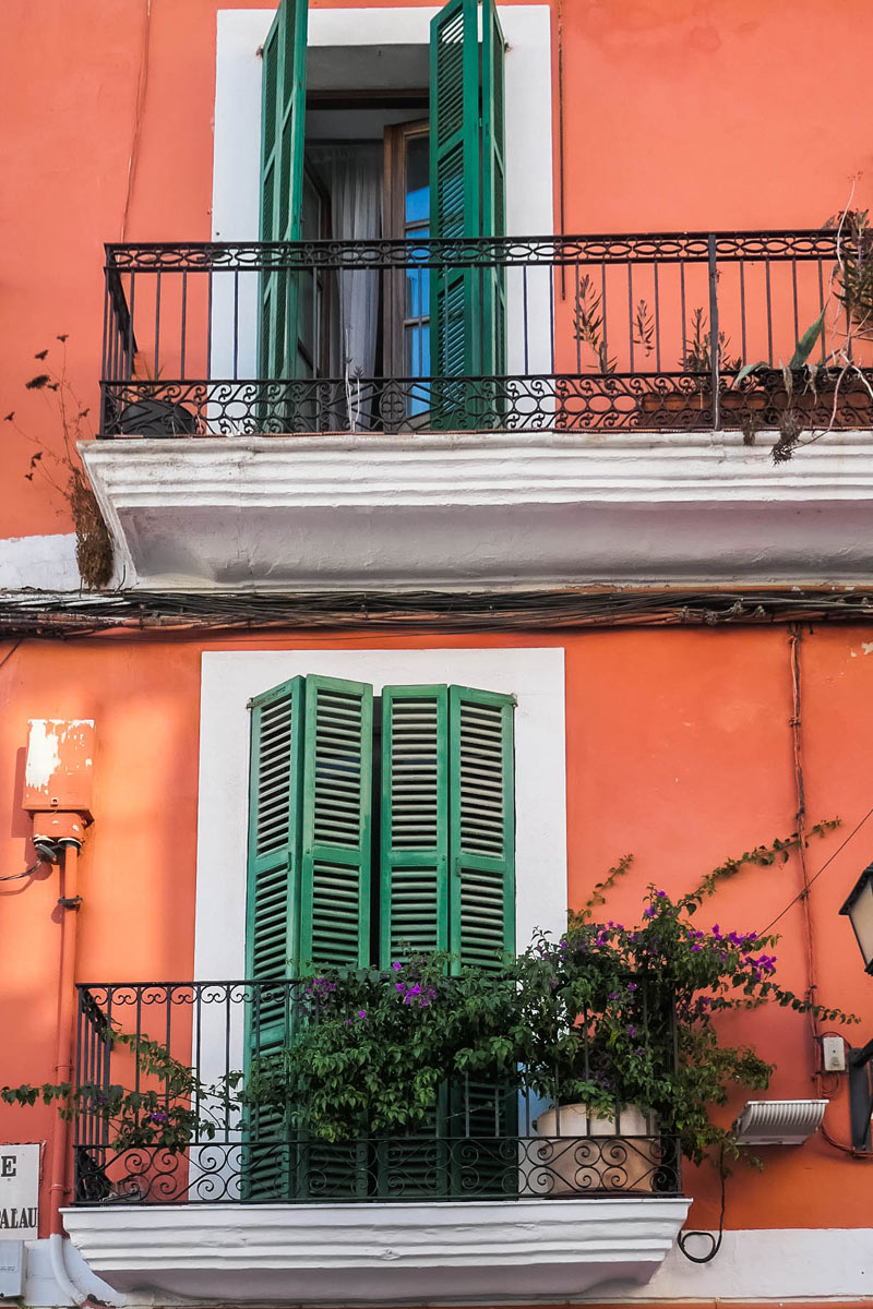 Fenster mit Bougainvilea