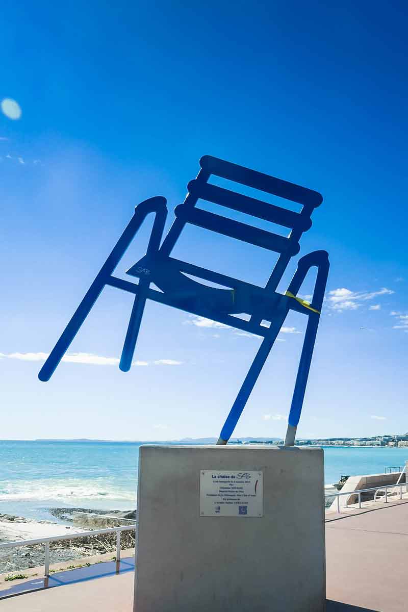 Denkmal blaue stühle