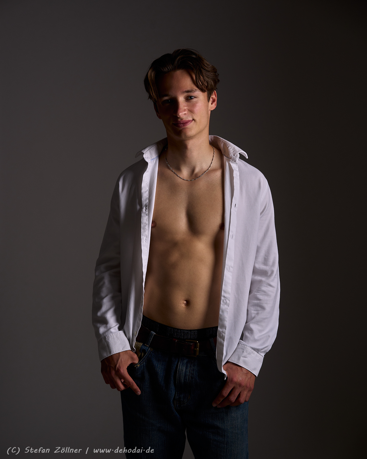 junger Mann mit nacktem Overörper