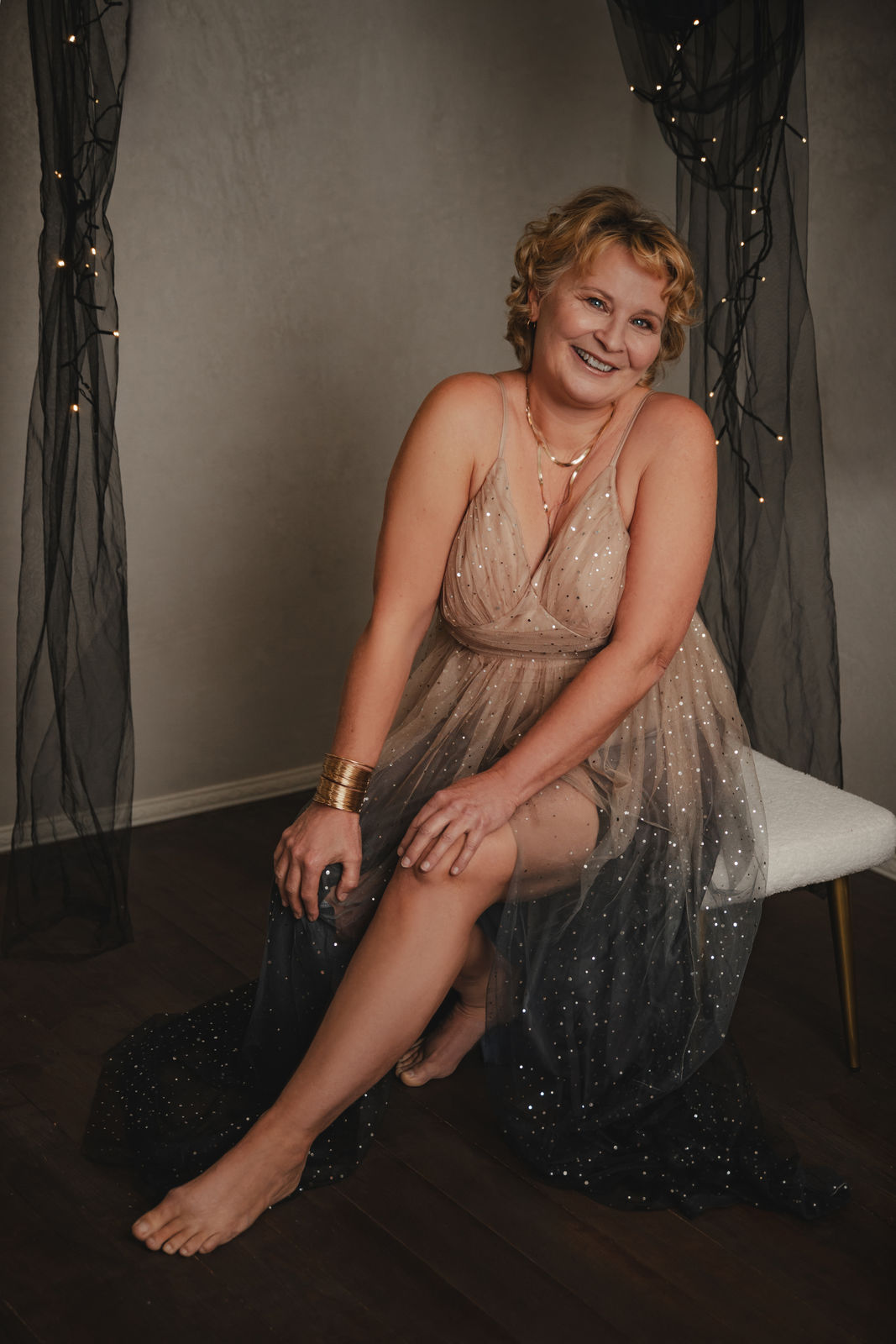 christiane im Kleid sitzend