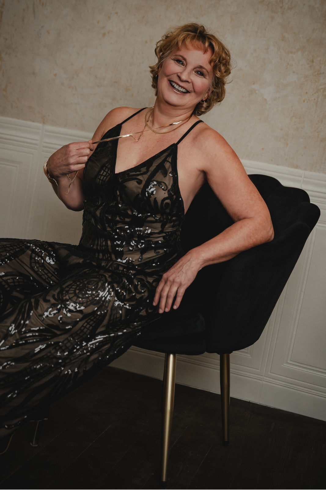 christiane spielt an der kette