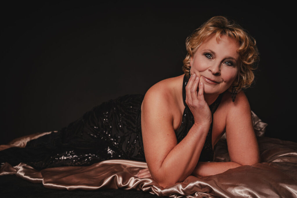 christiane Kinn aufgestützt