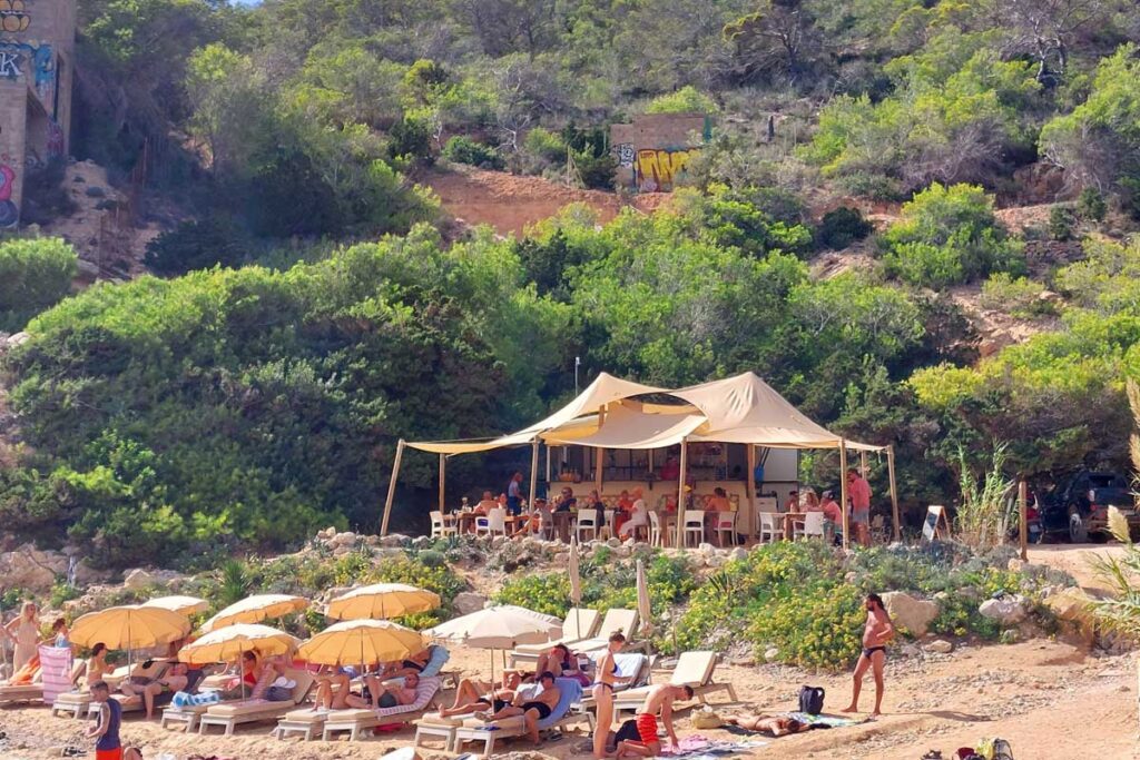 Chiringuito an der Cala d'en Serra